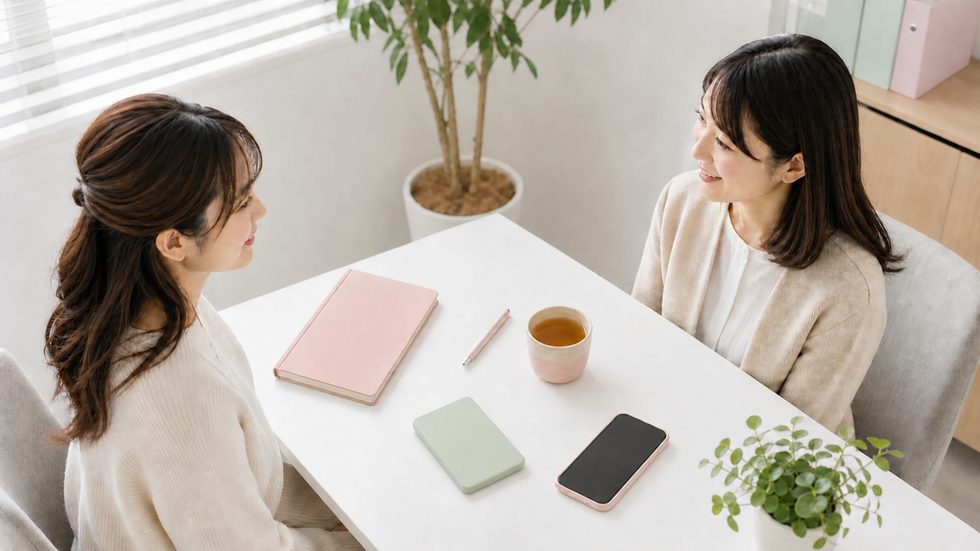 事務所のスタッフに確定申告について相談している女性