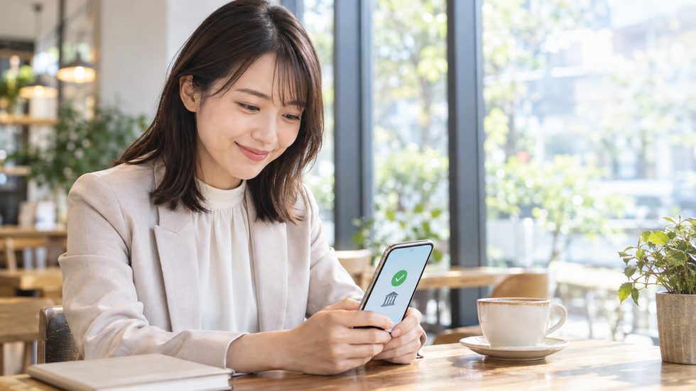 スマホで振込記録を確認する女性の手元イメージ(日払い対応)