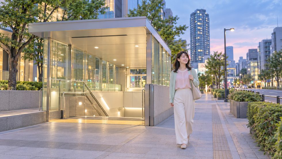 東新宿駅周辺の夕方の街並み(副都心線・大江戸線の駅出口付近)